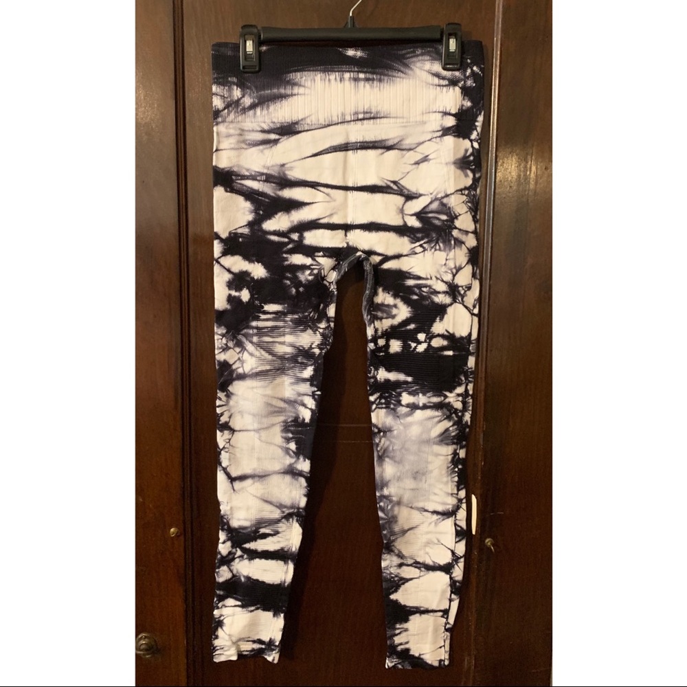 French Laundry sport black white tie dye leggings